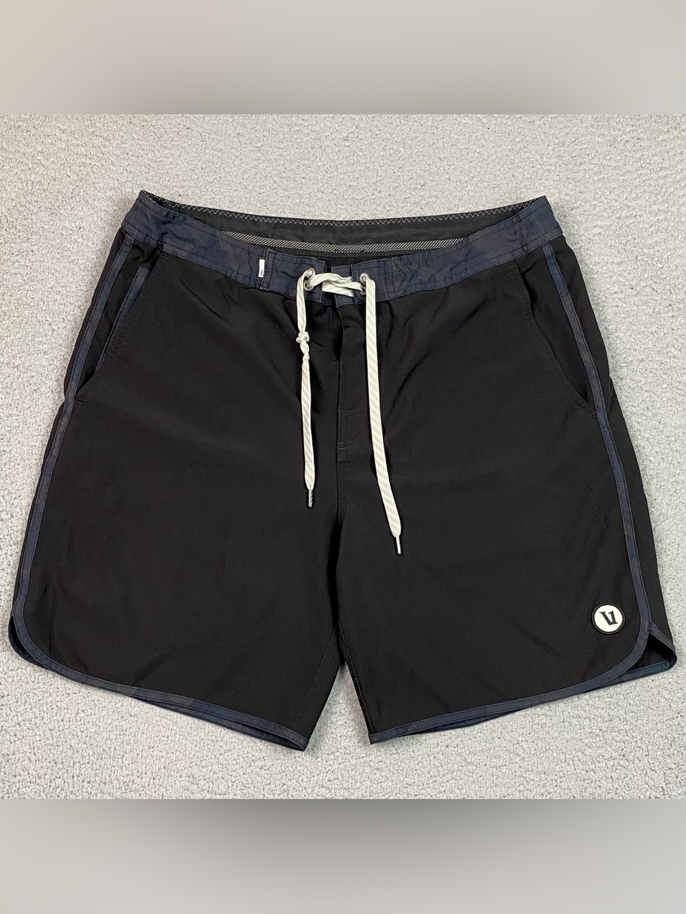 Vuori Cruise Board Shorts Mens Size 33 Surf Beach Stretch Summer 7" Inseam Black